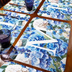 Tovaglietta in materiale plastico riciclabile con fantasia floreale e lettera M