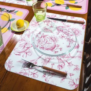 Tovaglietta in materiale plastico riciclabile con fantasia conigli rosa lampone